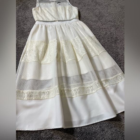 Mesh & lace cutout sleeveless dress - Picture 4 of 6